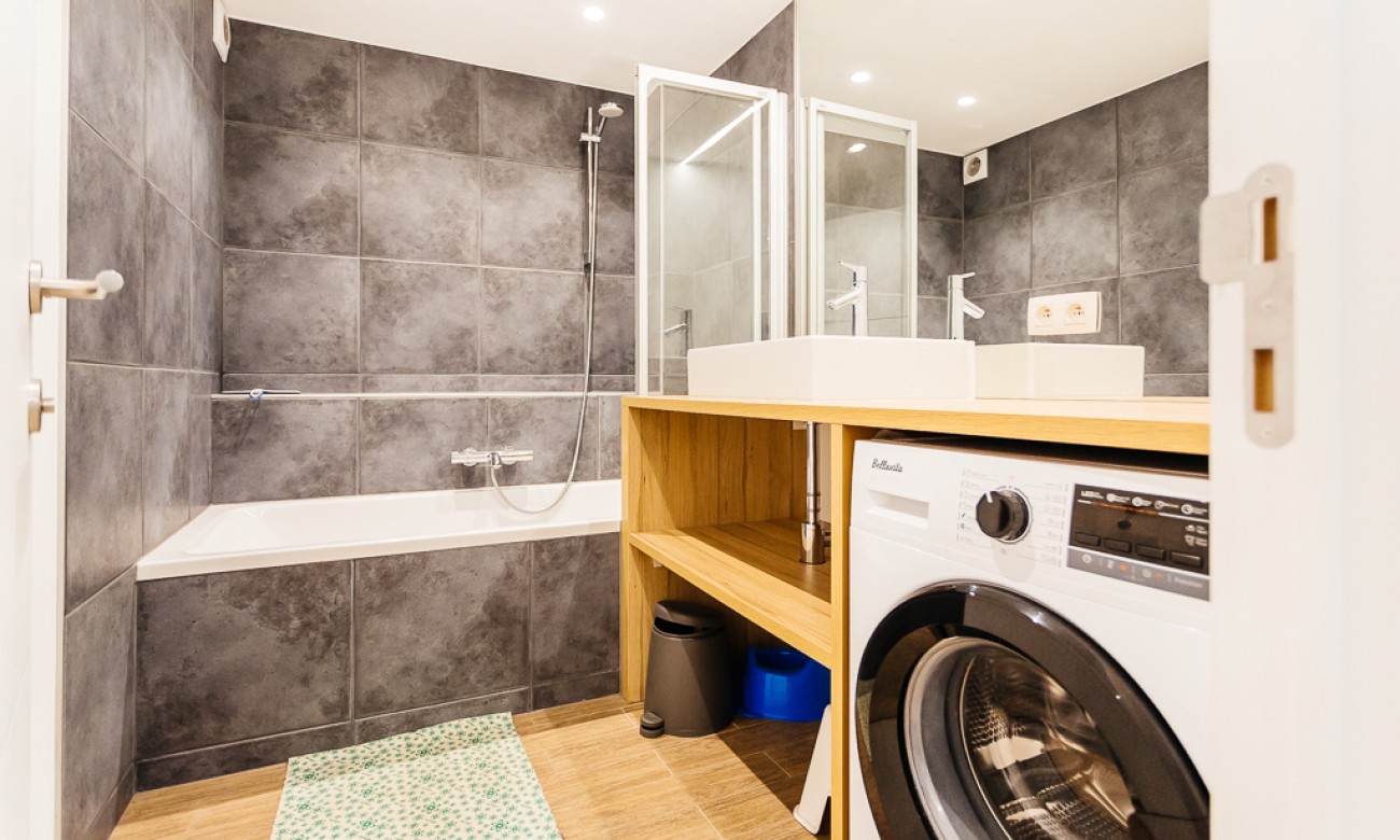 Salle de bain avec baignoire